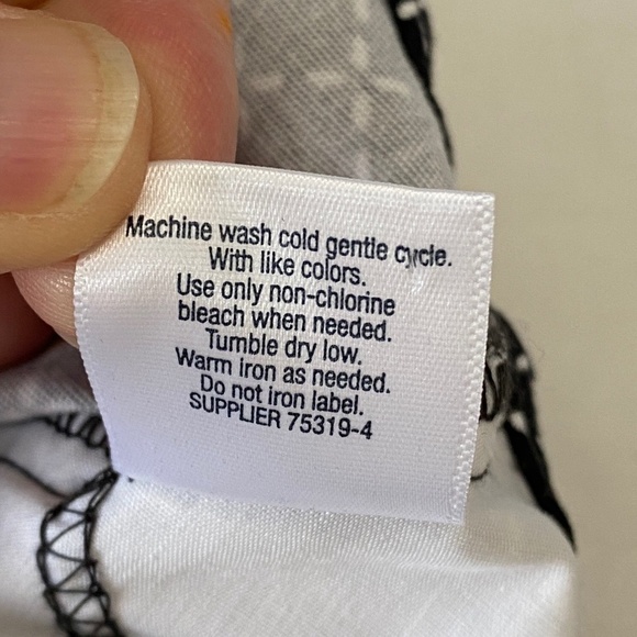 St. John's Bay Women's Black & White Dashed Diamond Pattern Capri Dress Pants 12 - Picture 9 of 14